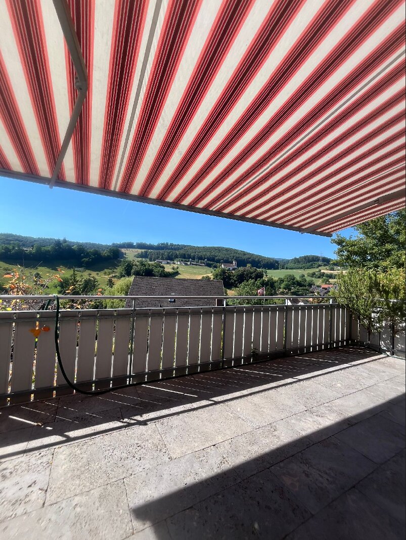 Sonniger Sitzplatz mit Aussicht ins Grüne